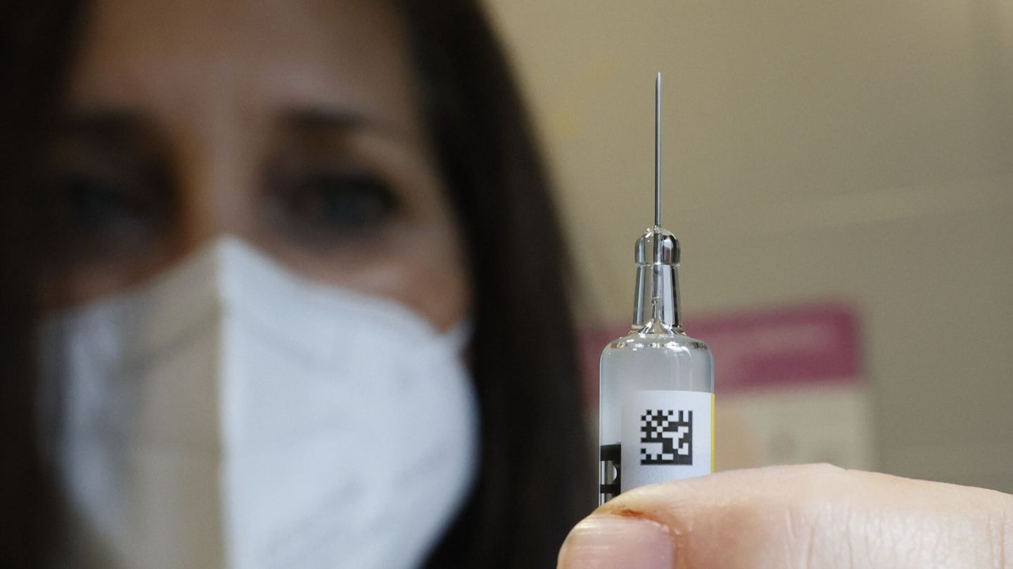 Una enfermera prepara la vacuna contra el papiloma humano. (EFE/Lavandeira jr)