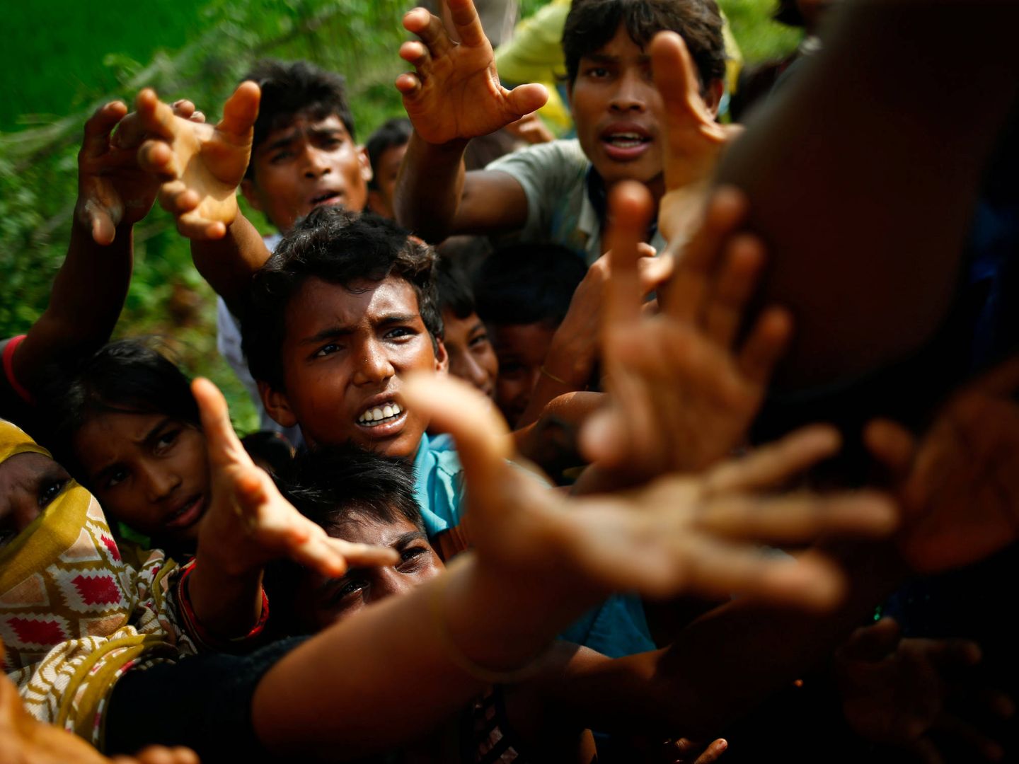 Refugiados rohingya intentan conseguir comida cerca de Balukhali, en Bangladesh. (Reuters)