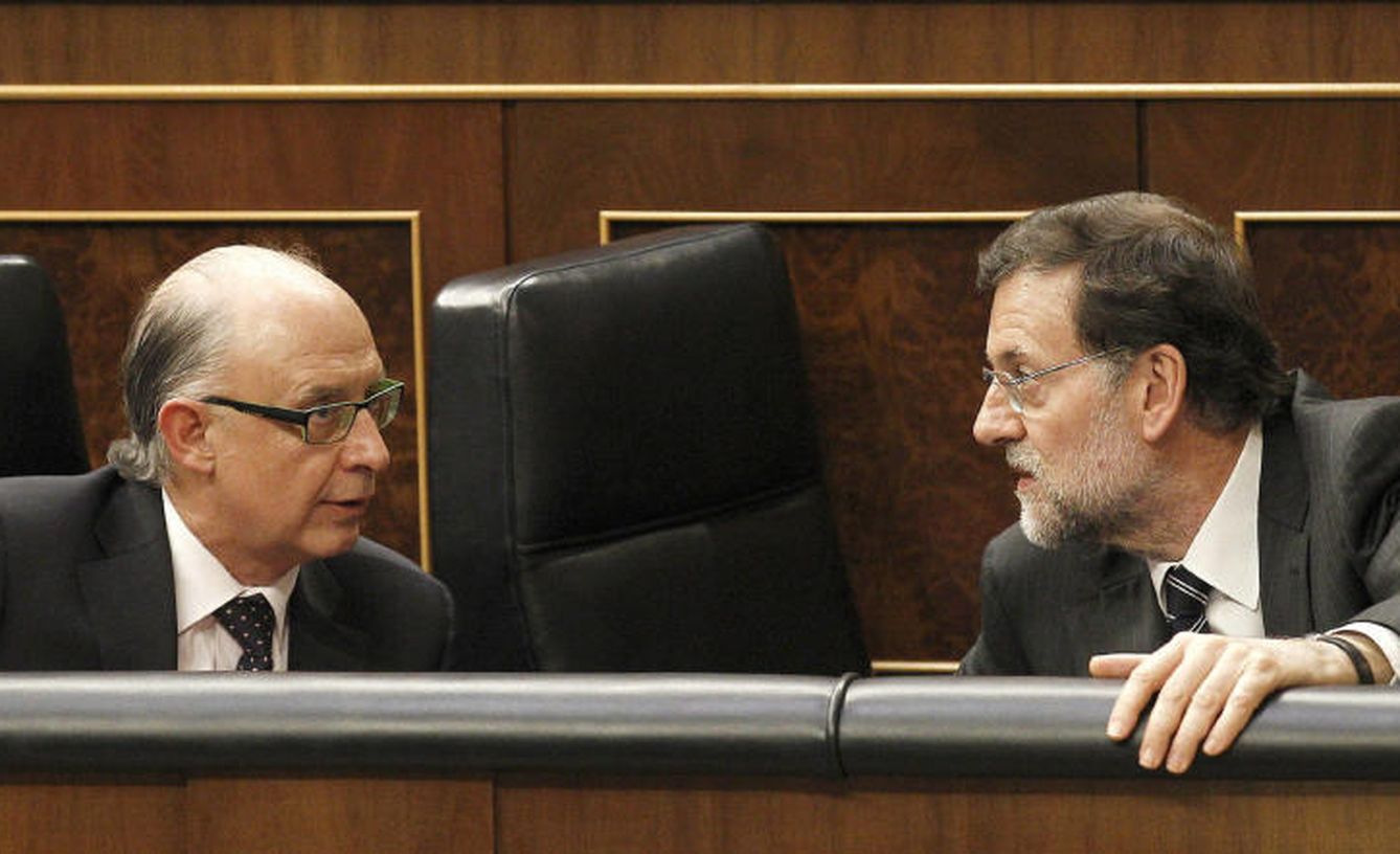 El ministro Cristóbal Montoro junto al presidente del gobierno, Mariano Rajoy. (Gtres)