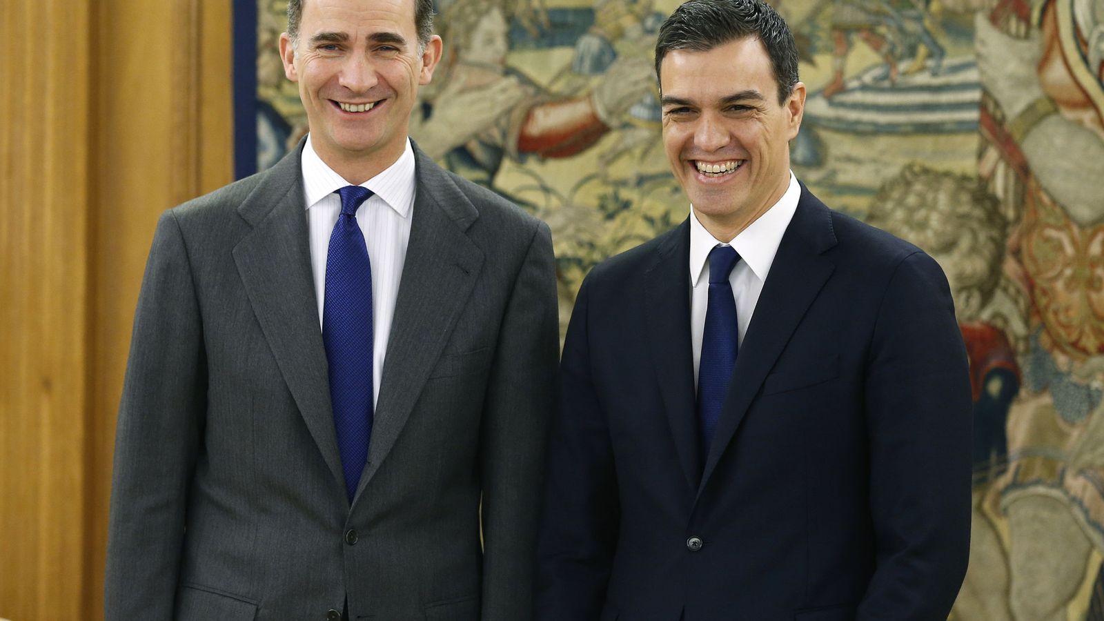Foto: El Rey junto al secretario general del PSOE, Pedro Sánchez, durante la primera ronda de contactos. (Efe) 