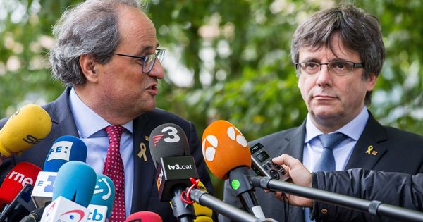 Foto: El presidente de la Generalitat, Quim Torra (i), atiende a los medios de comunicación tras reunirse con el expresidente catalán Carles Puigdemont. (EFE)