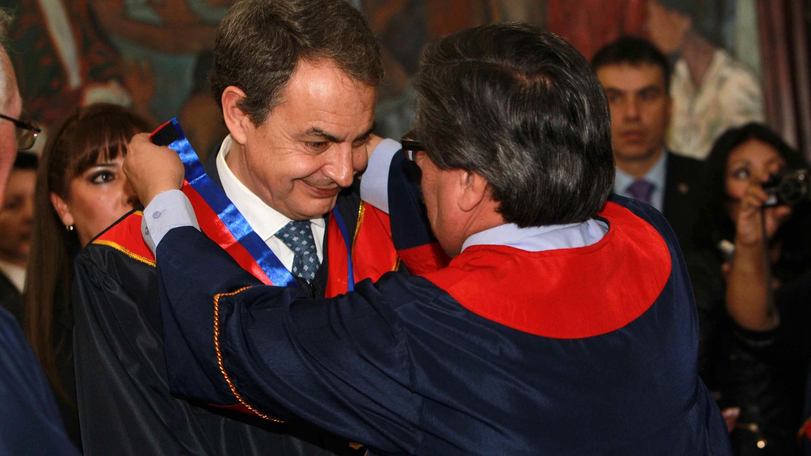 Foto: Zapatero es investido doctor honoris causa en la Universidad Mayor de San Andrés, en Bolivia. (Efe)