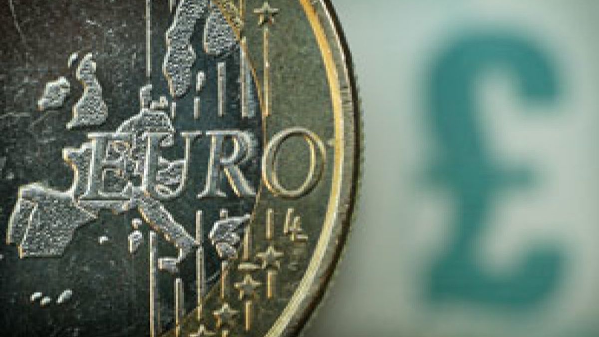 El euro vuelve a soñar con la paridad contra la libra, siete meses después