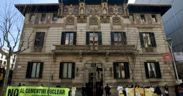 Foto: Imagen de archivo de una protesta de ecologistas ante la delegación del Gobierno en Cataluña en la céntrica calle barcelonesa de Mallorca. (EFE)