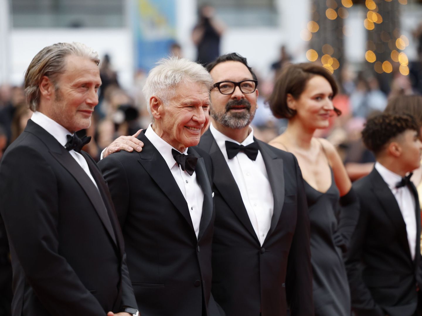 Mads Mikkelsen, Harrison Ford; el director, James Mangold, y Phoebe Waller-Bridge, en la presentación de 'Indiana Jones y el dial del destino’ en Cannes. (EFE/EPA/Sebastien Nogier) 