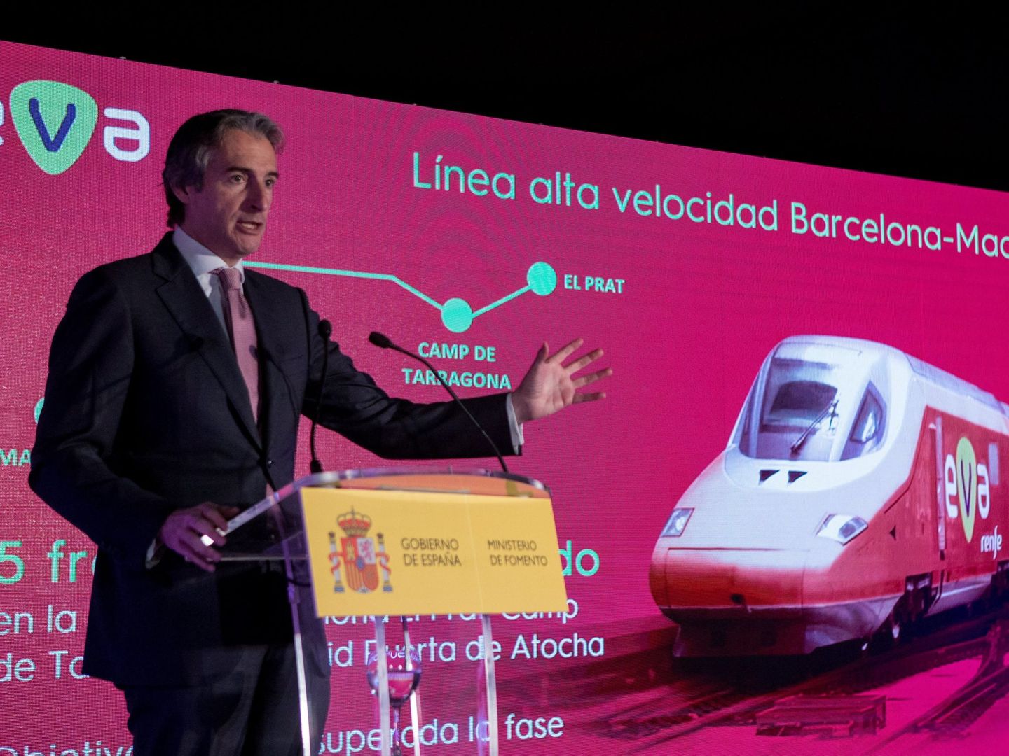 El ministro de Fomento, Íñigo de la Serna, en la presentación del tren EVA, que Renfe quiere que refuerce la ruta Madrid-Barcelona con vistas a la liberalización. (EFE)
