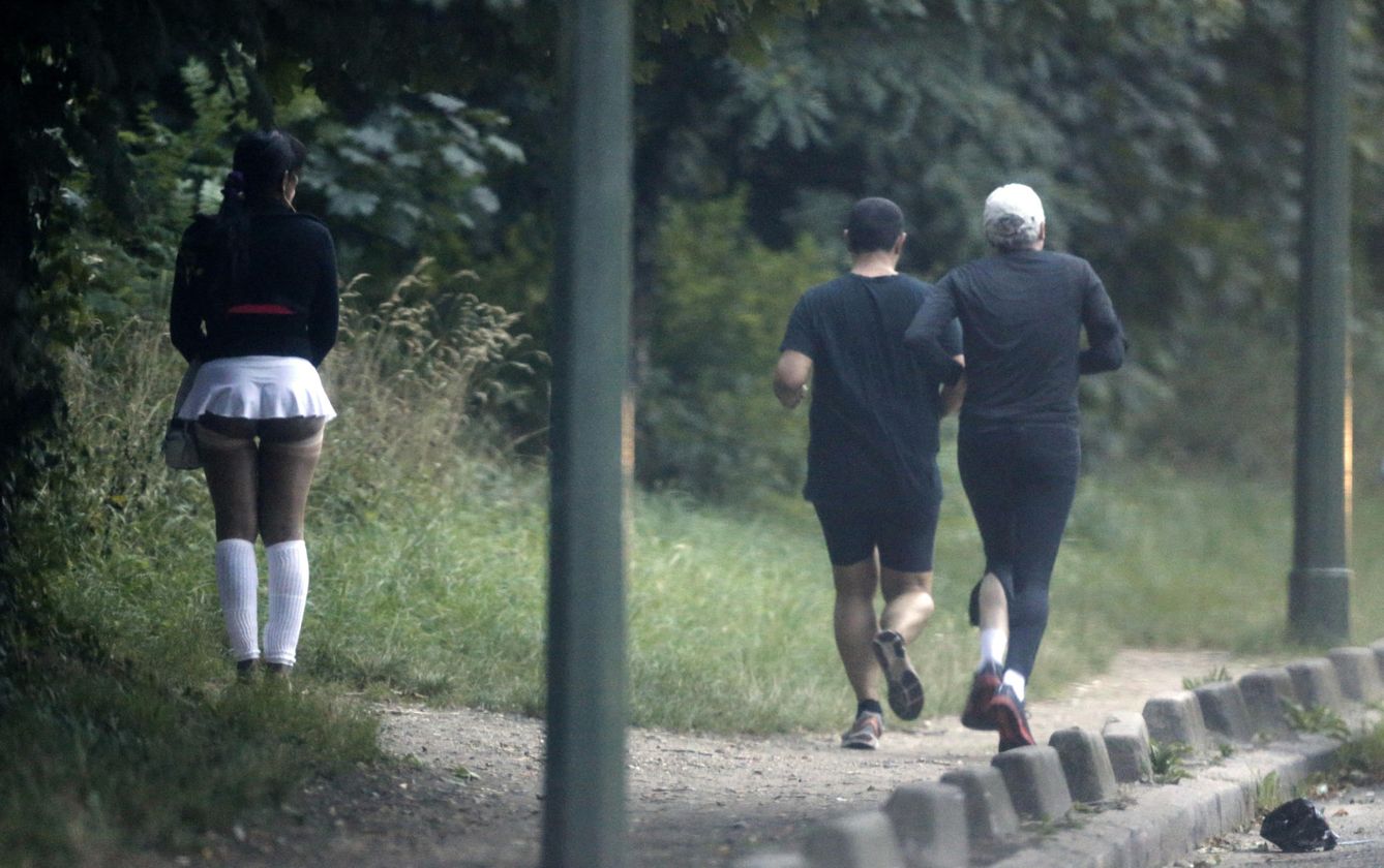 Una prostituta busca clientes en el Bois de Boulogne de París, en agosto de 2013 (Reuters)