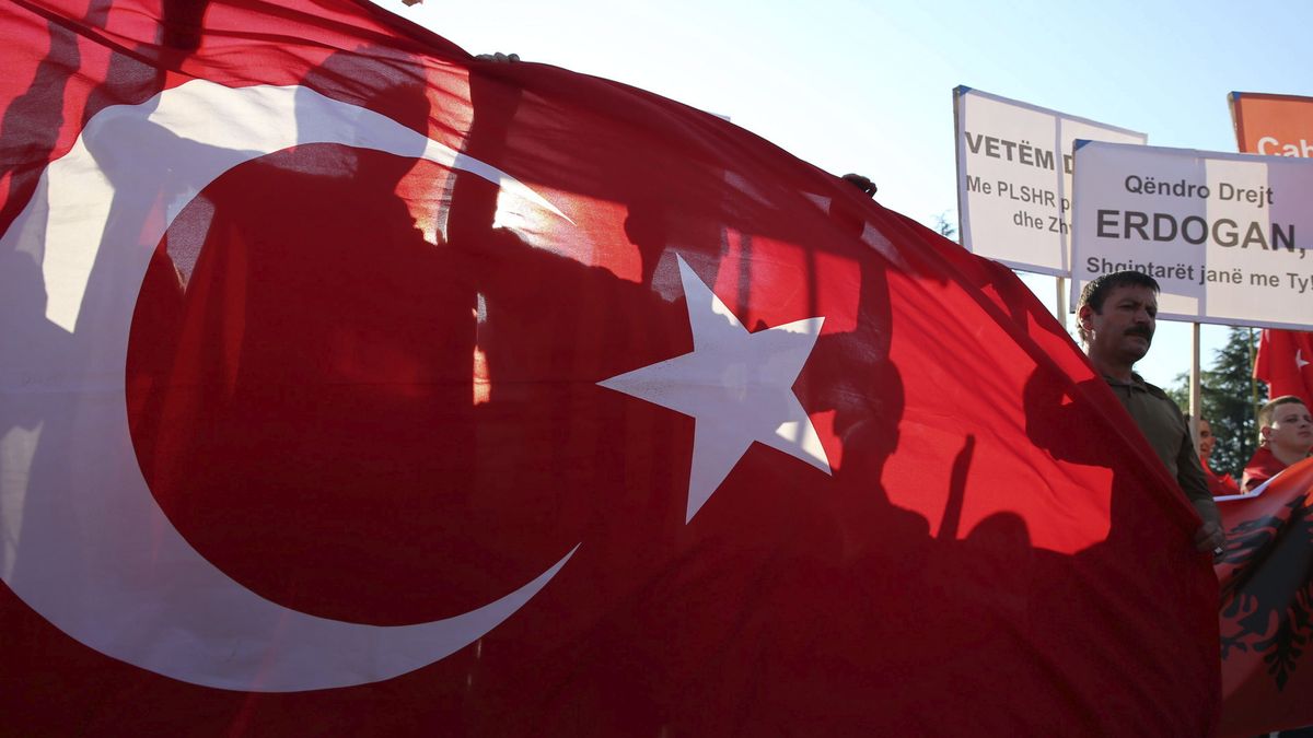 El Banco Central de Turquía decide hoy cuánto sacrifica para defender su divisa 
