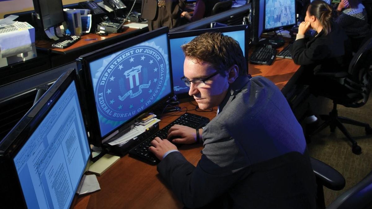 'Hackers', ladrones y espías: los cibercriminales más buscados por el FBI