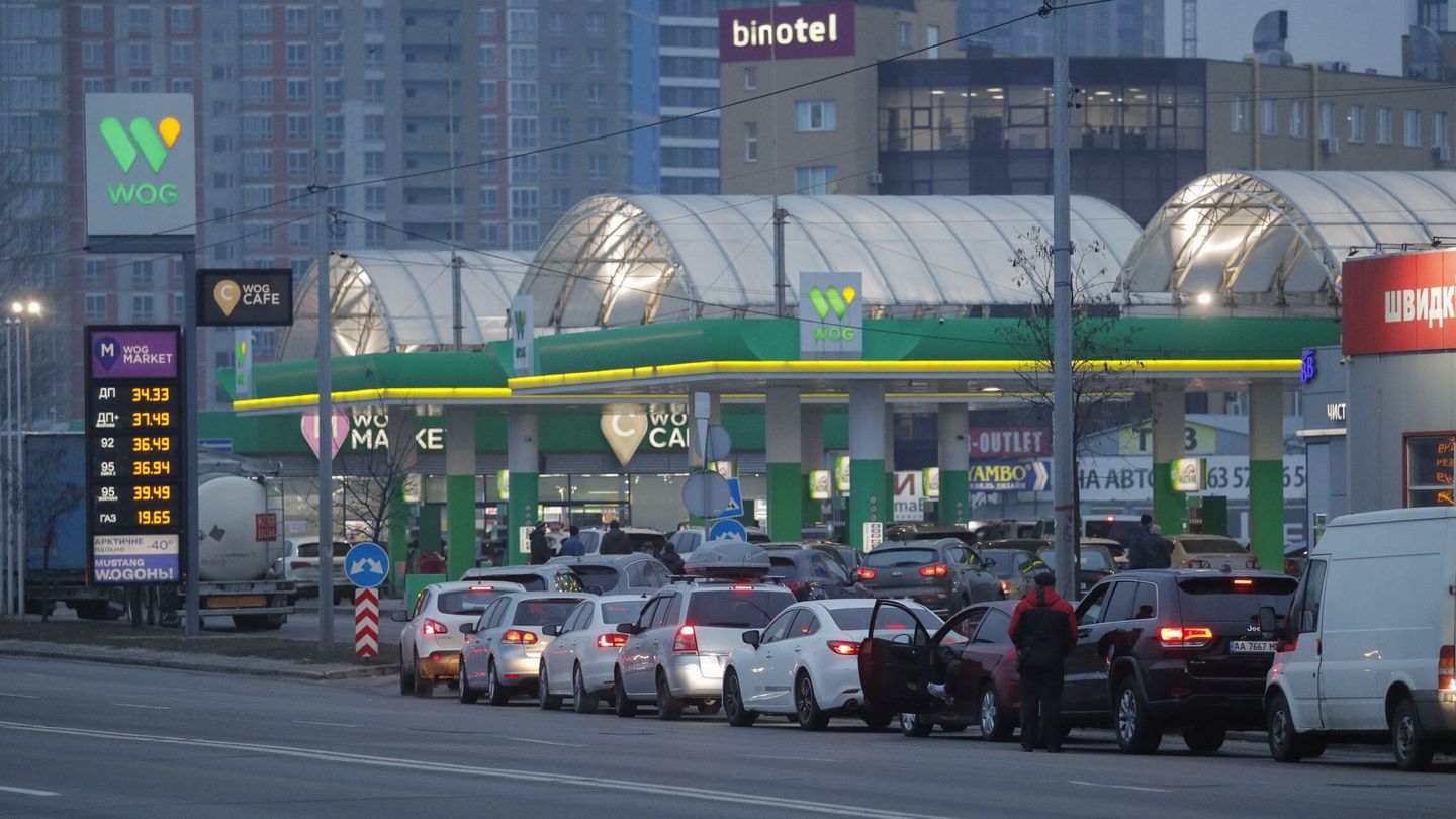 Colas en las gasolineras en Kiev. (EFE/Sergey Dolzhenko)
