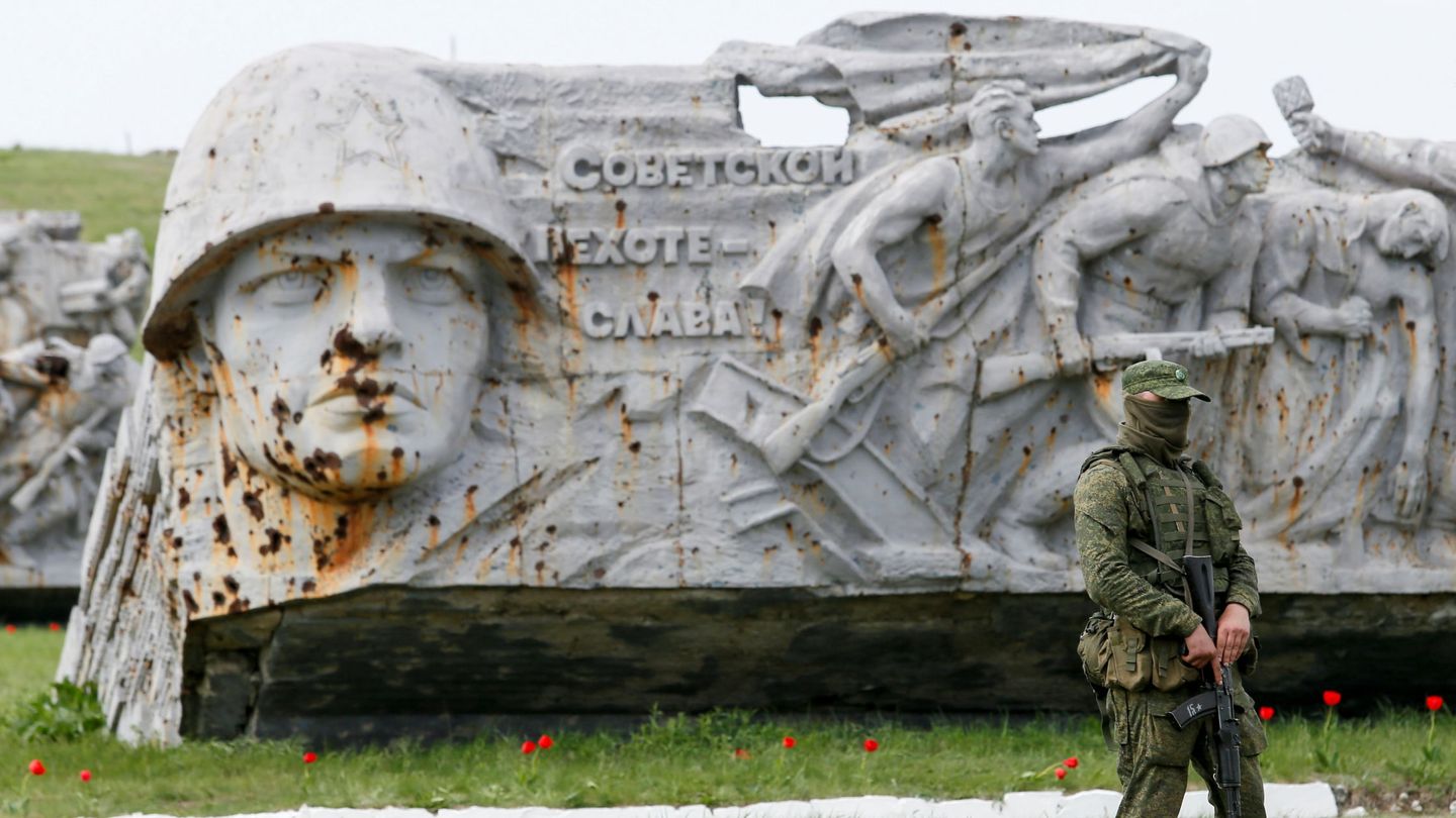 Imagen de un monumento de la Segunda Guerra Mundial, dañado por el último conflicto bélico en Donetsk. (Reuters)