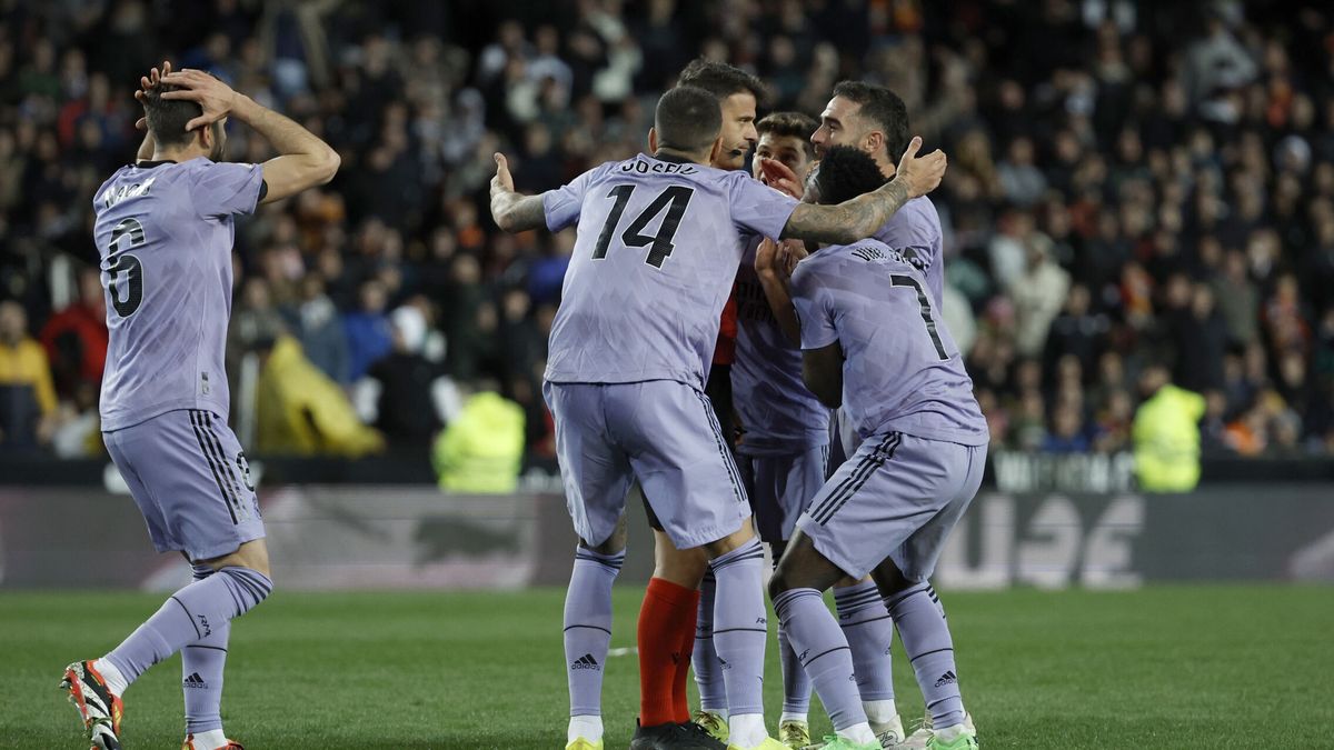 Escándalo de Gil Manzano, que evita la victoria del Real Madrid en la locura total de Mestalla