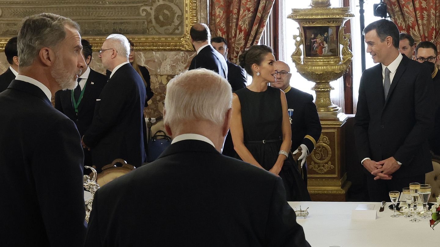 La reina Letizia, Felipe VI, Pedro Sánchez y Joe Biden, antes del discurso del Rey. (EFE/Moya)
