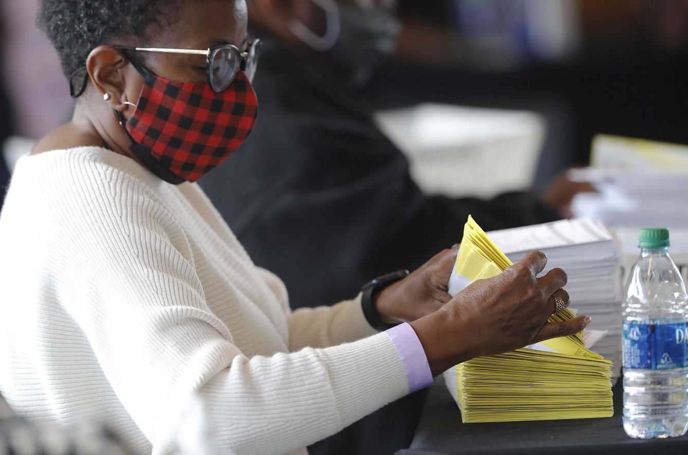 Un trabajador maneja el procesamiento de votos del Condado de Fulton en Georgia. (EFE) 