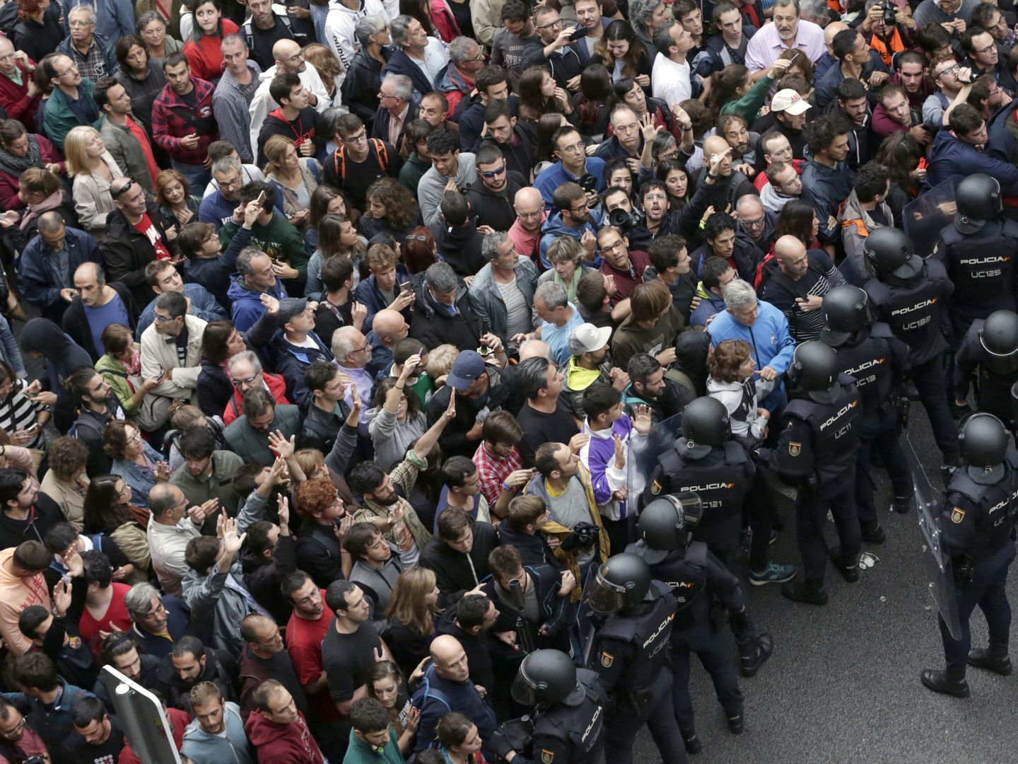 Agentes antidisturbios forman un cordón de seguridad en los alrededores del colegio Ramón Llull. (EFE)