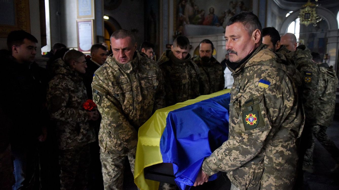 Foto: Miembros de una guardia de honor llevan el ataúd de Serhiy Marchenko mientras familiares, amigos y camaradas asisten a su funeral. (EFE/OLEG PETRASYUK)