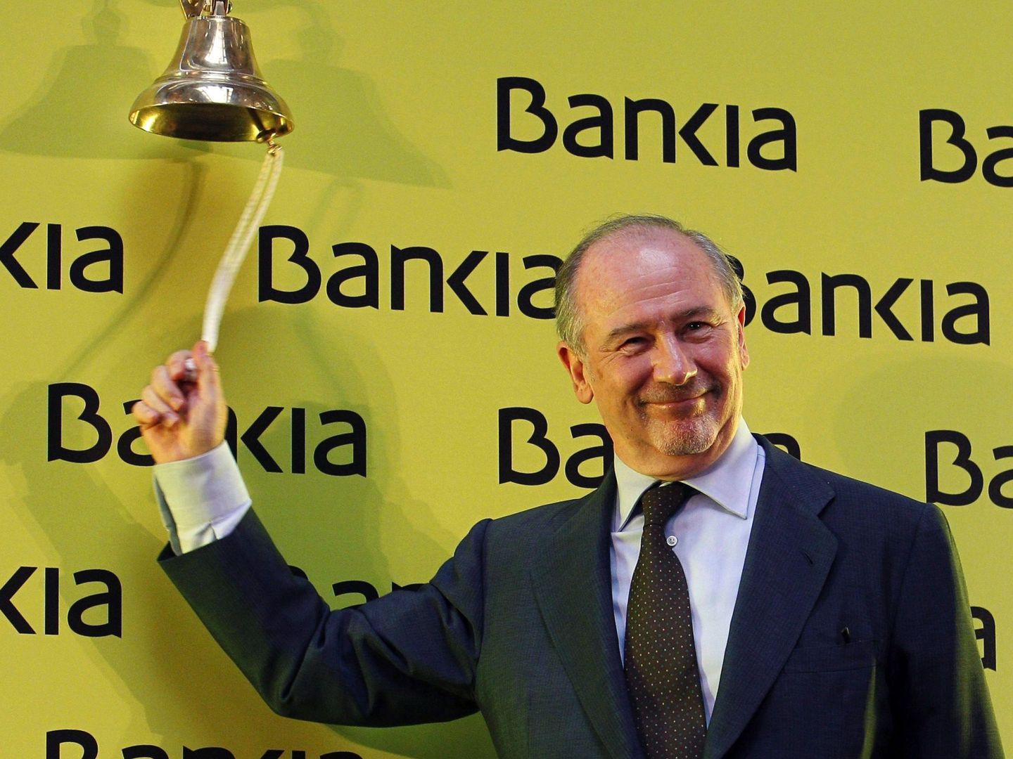 El entonces presidente de Bankia, Rodrigo Rato, toca la campana el día de la salida de la entidad a bolsa. (EFE)