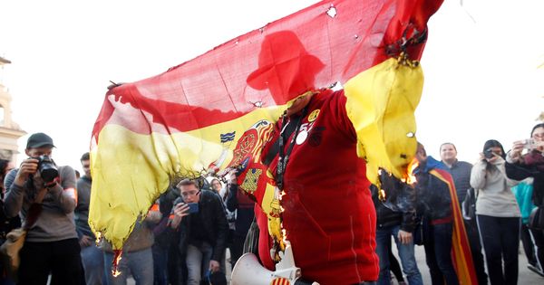 Foto: Un hombre quema una bandera española en una manifestación convocada por los Comités de Defensa de la República. (EFE)