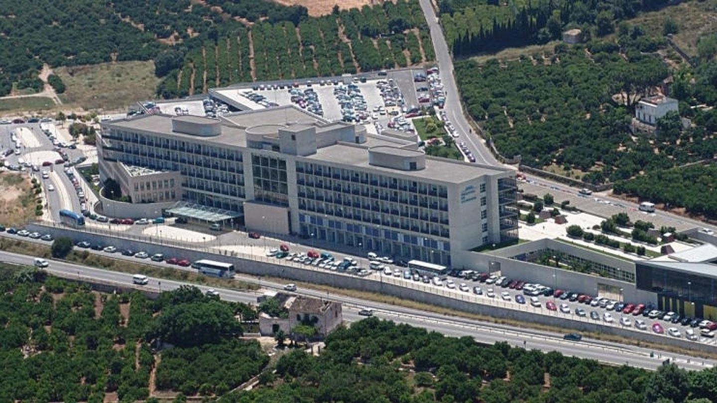 Hospital Universitario de La Ribera, en Alzira, que la Generalitat quiere rescatar. (Ribera Salud)