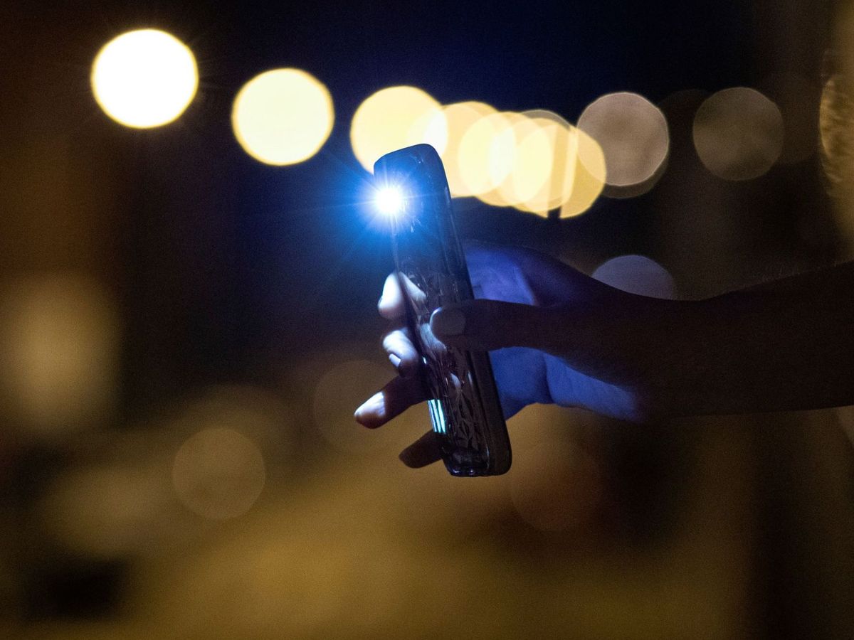 Foto: La linterna de los móviles posee más utilidades de lo que se cree (EFE/Rodrigo Jiménez)