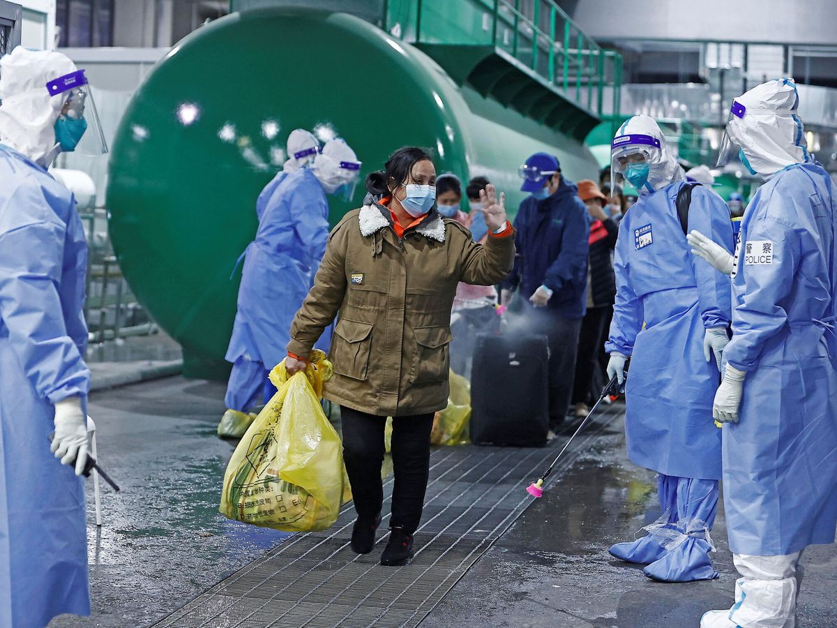 Foto: Una paciente deja un centro de confinamiento del covid-19 en Shanghái. (Reuters)