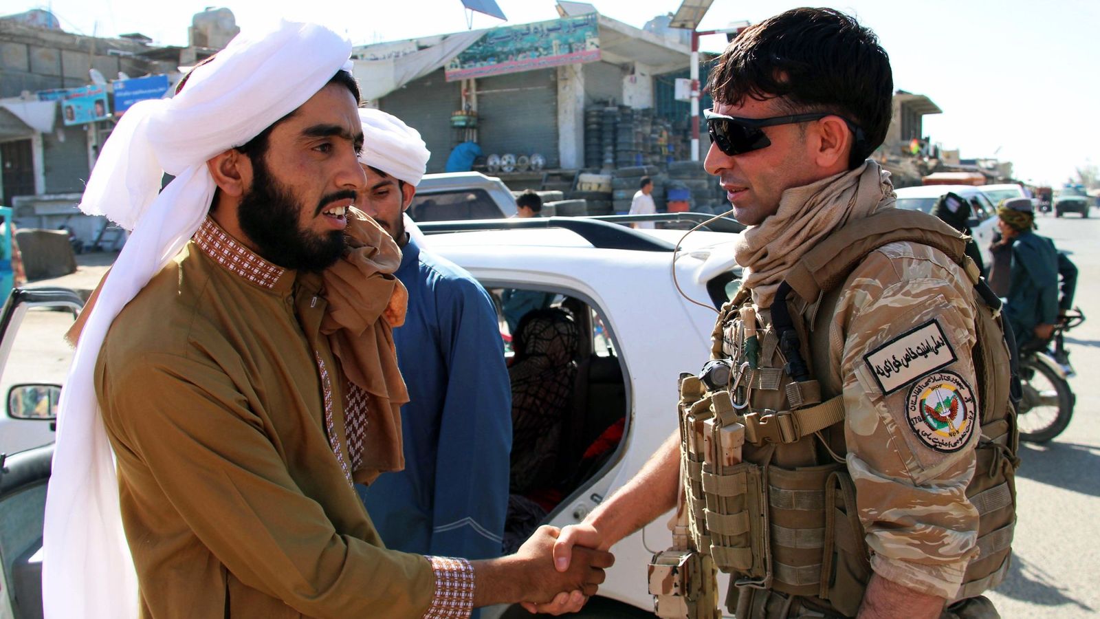 Foto: Un miembro de las fuerzas afganas saluda a un ciudadano. (EFE)