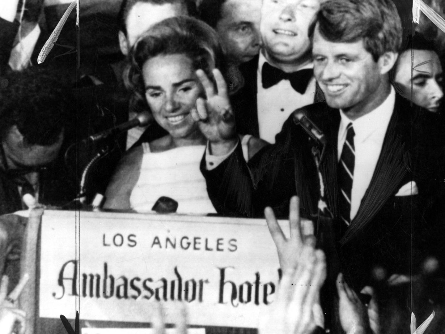 Robert Kennedy, momentos antes de ser abatido en el hotel Ambassador. (Cordon Press)
