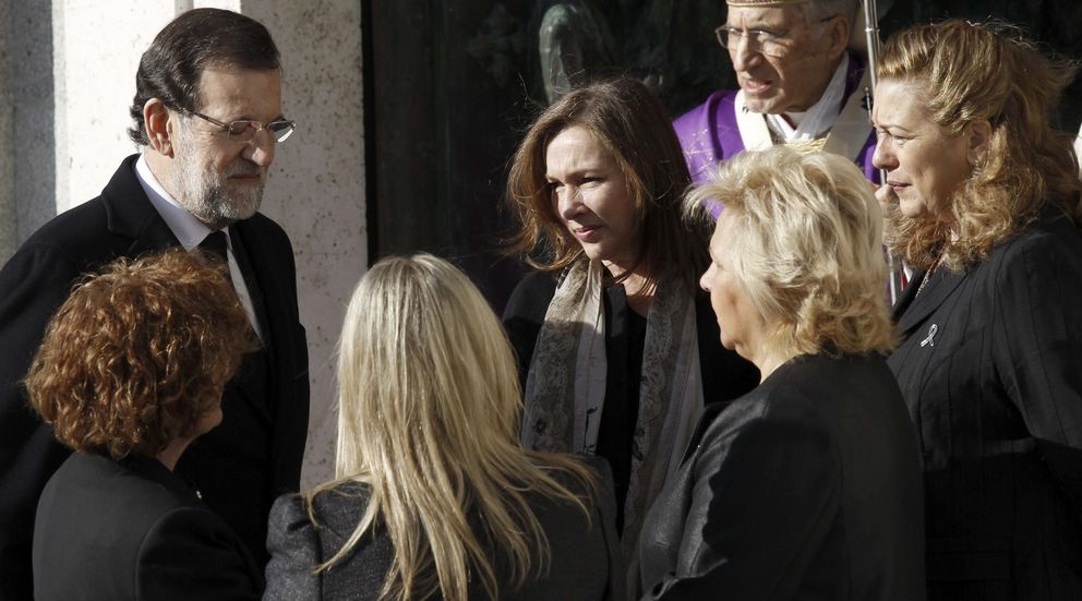 Rajoy saluda a las representantes de las asociaciones de víctimas del terrorismo en el funeral del 11-M