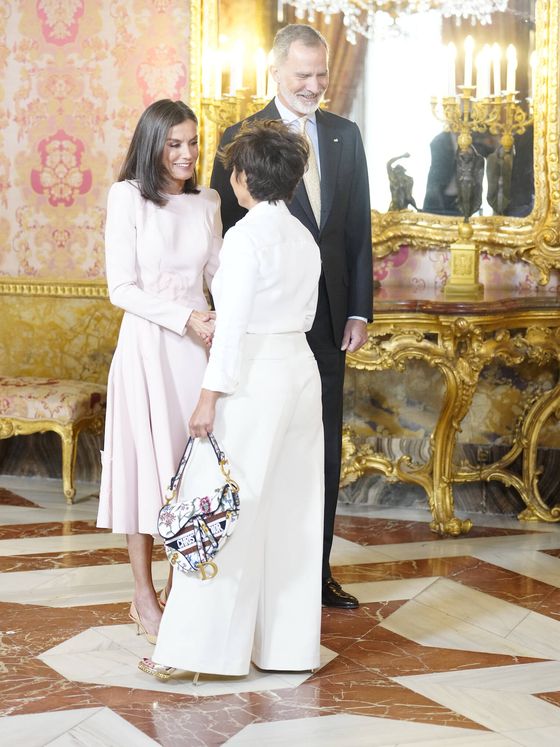 La reina Letizia saludando a su amiga Sonsoles Ónega. (LP)