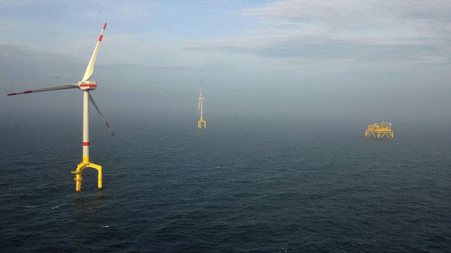 Varias turbinas del parque eólico marino Bard Offshore 1 en el Mar del Norte. (EFE)