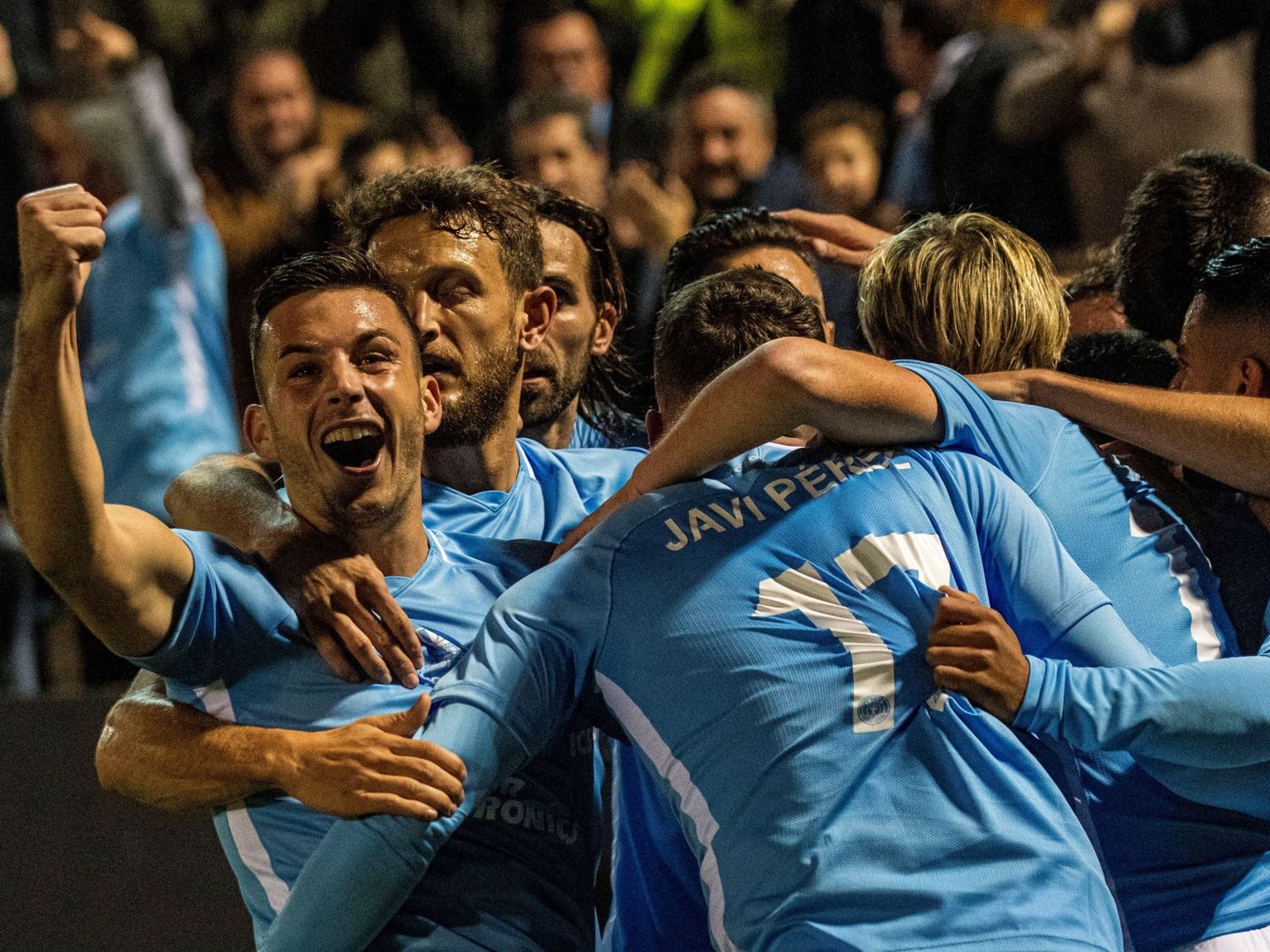 Los jugadores del Ibiza celebran el primer gol del partido, obra de Javi Pérez. (EFE)