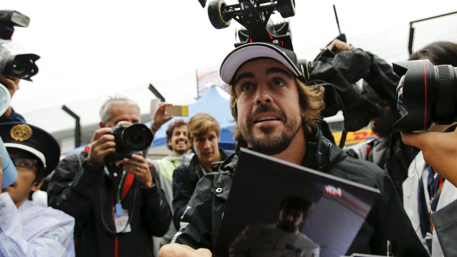 Foto: Fernando Alonso, con una gorra con un McLaren en su parte superior (Reuters).