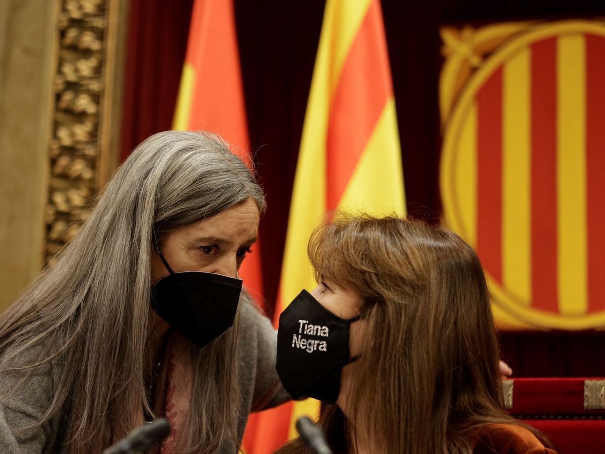 Foto: La presidenta de la Cámara catalana, Laura Borràs (d), conversa con la ex secretaria general, Esther Andreu. (EFE/Quique García)