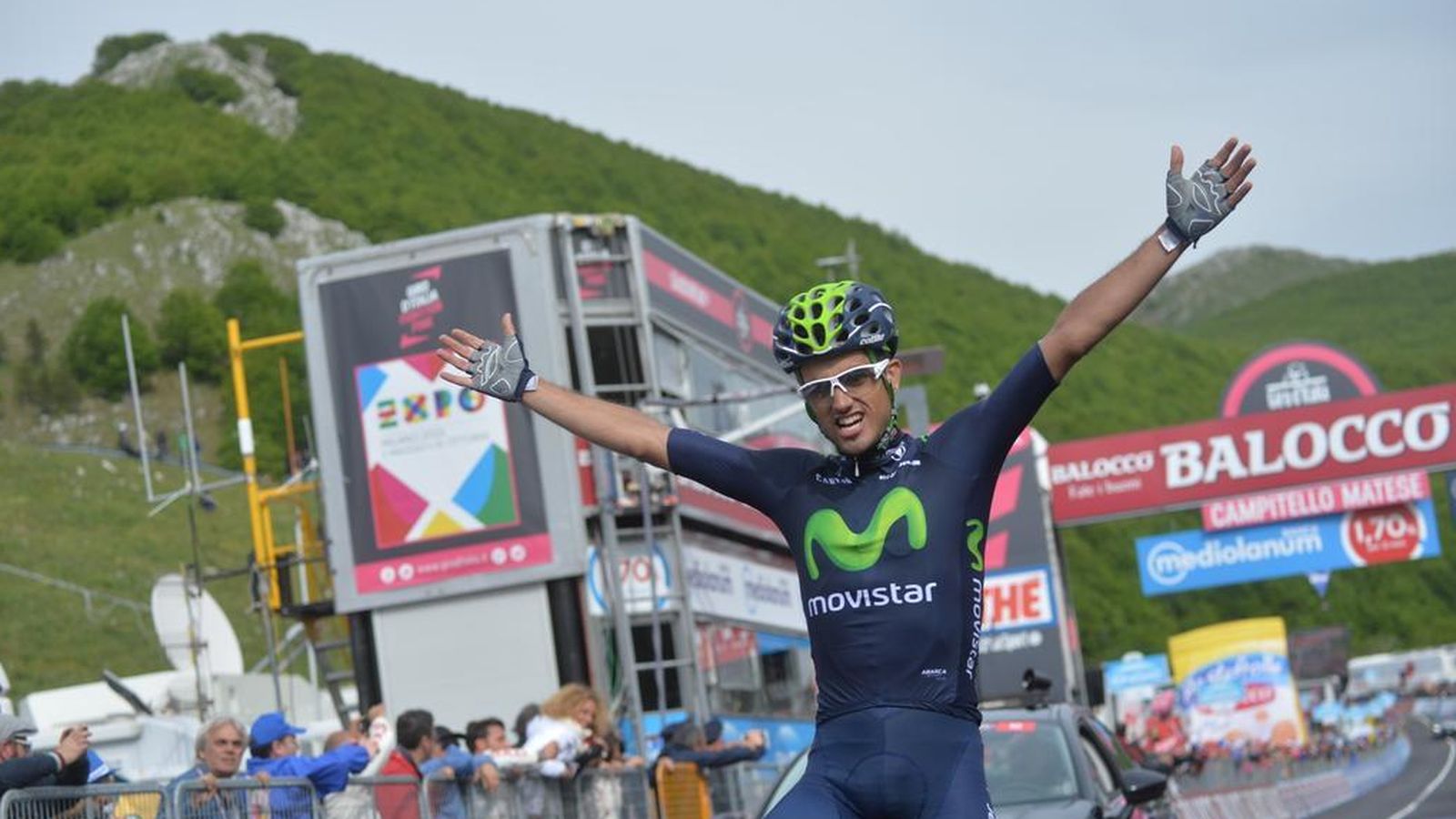 Foto: Beñat celebra su victoria en el Giro (@giroditalia).