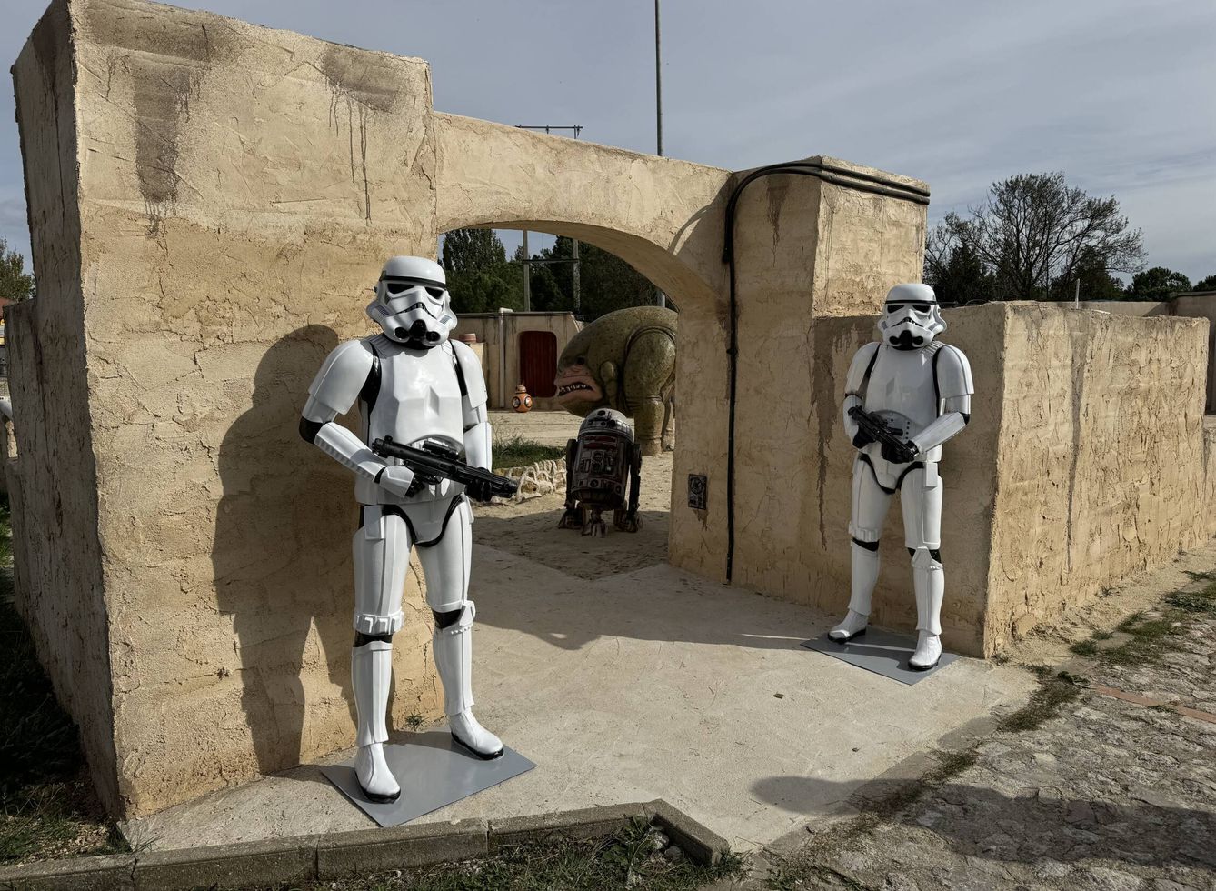 Dos soldados imperiales, a las puertas de la exposición en Trigueros. (Cedida)