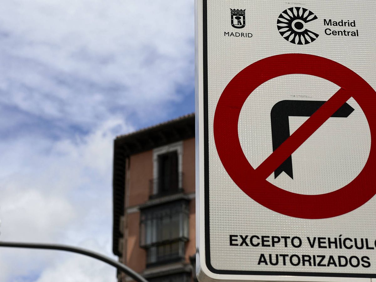Foto: Cartel de aviso de Madrid Central. (Jesús Hellín)