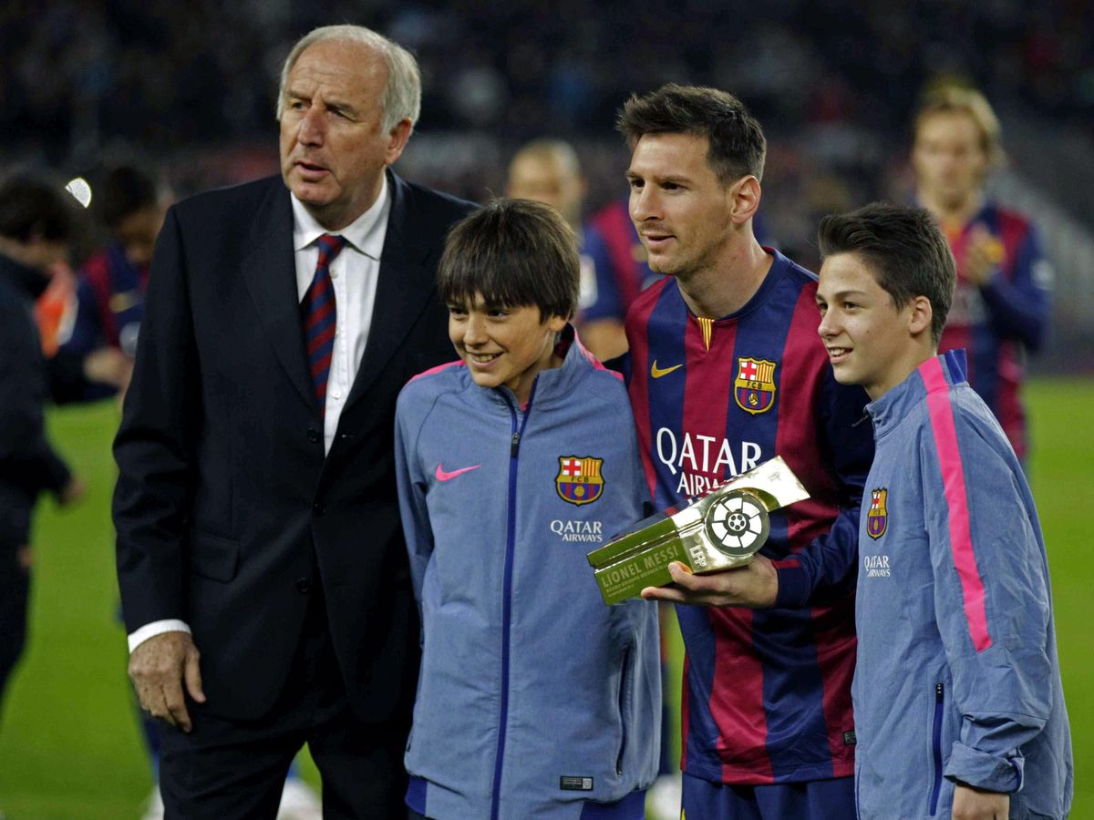 Foto: Carles Rexach junto a Leo Messi para recibir el trofeo de máximo goleador del argentino en la Liga. (Efe)