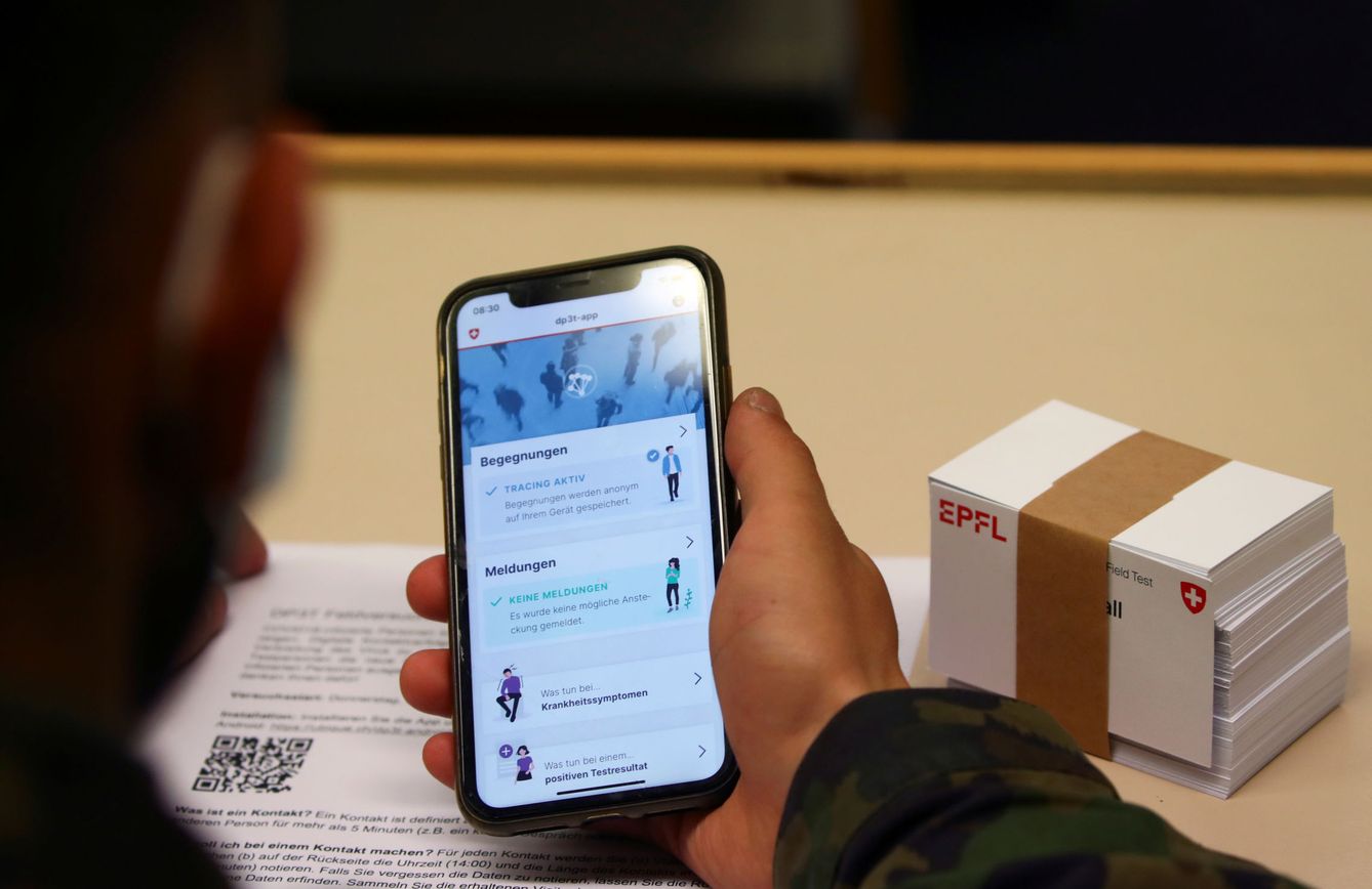 Un soldado suizo realiza seguimiento de contactos a través de una 'app' creada por el Gobierno. (Reuters)
