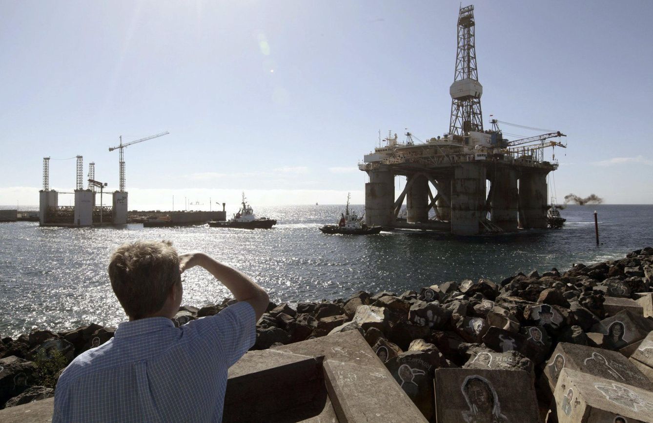 La plataforma GSF Arctic I en Santa Cruz de Tenerife en 2014. Las nuevas prospecciones petrolíferas son cosa del pasado con la nueva Ley de Cambio Climático. (EFE)