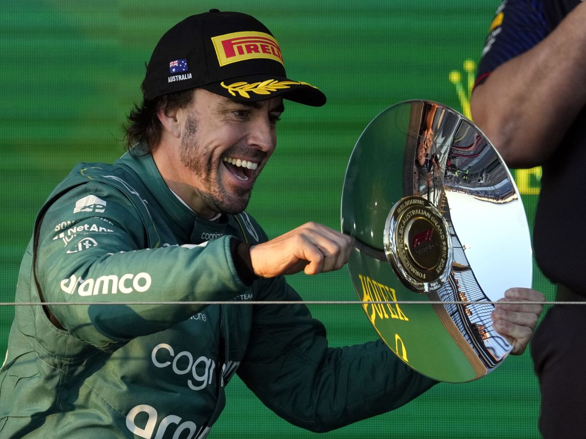 Foto: Fernando Alonso, celebrando su podio en Australia. (EFE/Simon Baker)