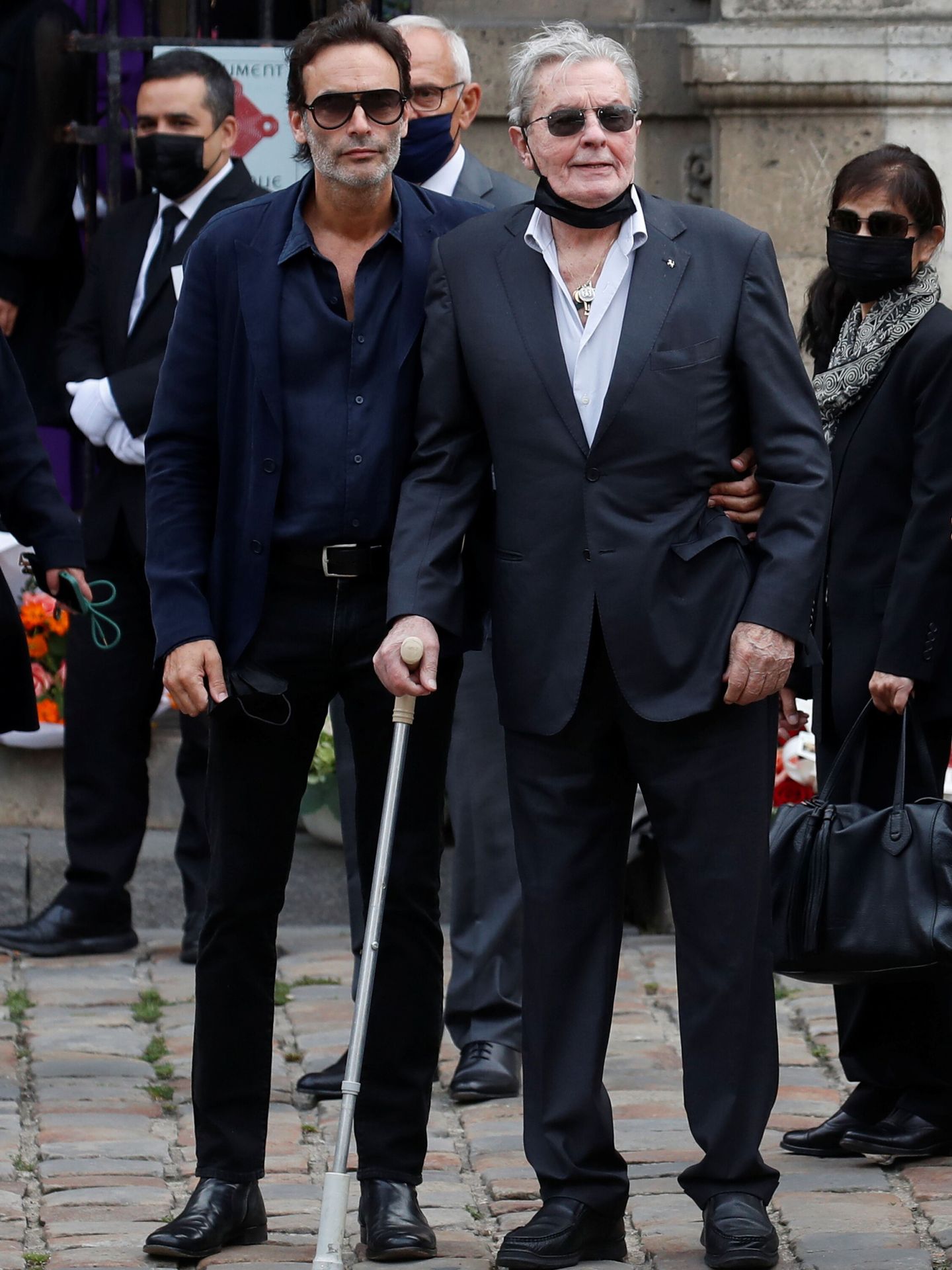 Delon, padre e hijo, en el funeral de Belmondo en la iglesia de Saint-Germain-des-Prés. (Reuters)