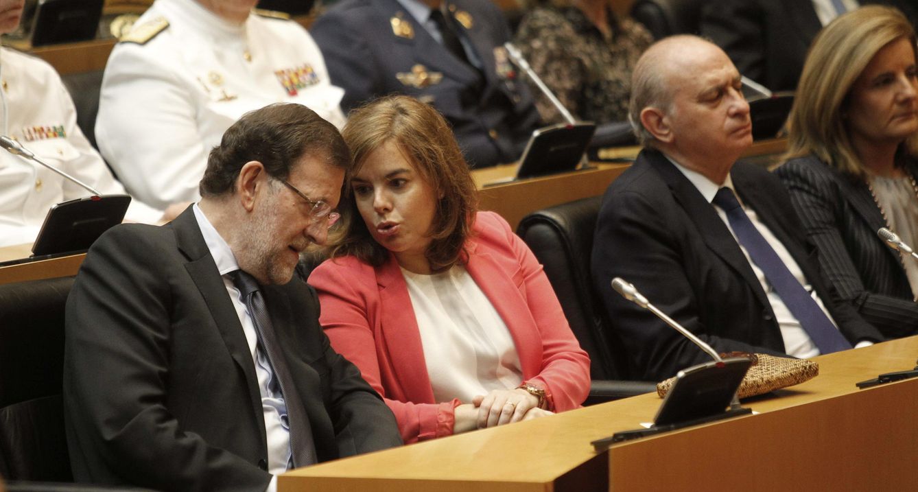 El presidente del Gobierno, Mariano Rajoy (i), conversa con la vicepresidenta, Soraya Sáenz de Santamaría. (EFE)