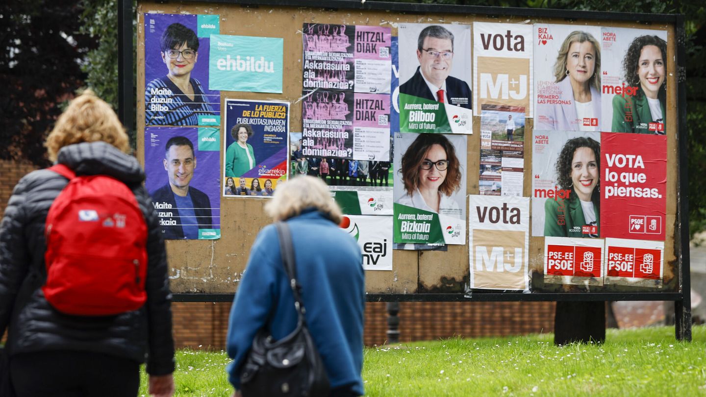 Fotografía de carteles con publicidad electoral con diferentes candidatos. (EFE/Luis Tejido)