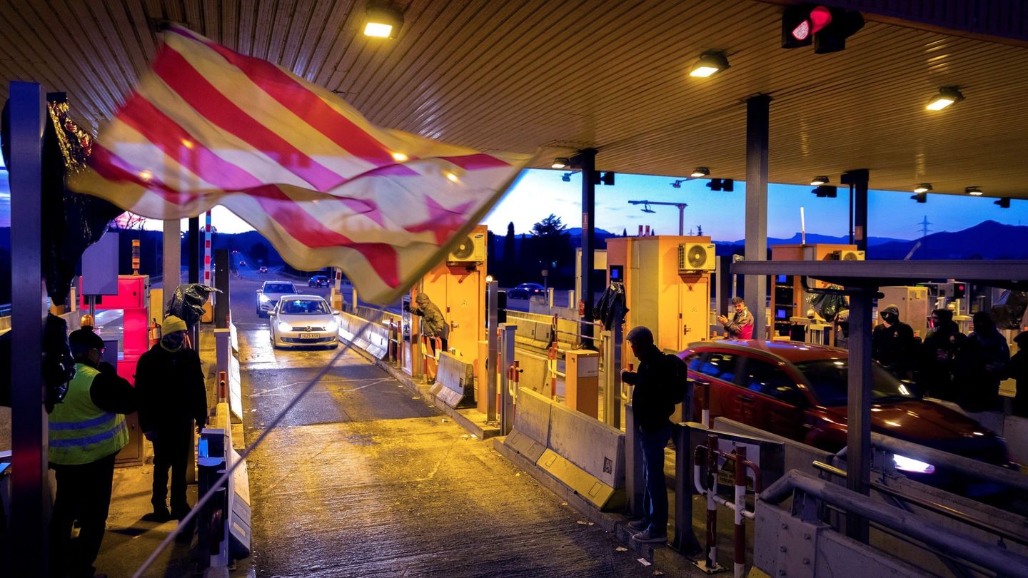 Miembros de los CDR levantaron los peajes de la AP-7 en Girona en la operación retorno por el puente de la Constitución. (EFE)