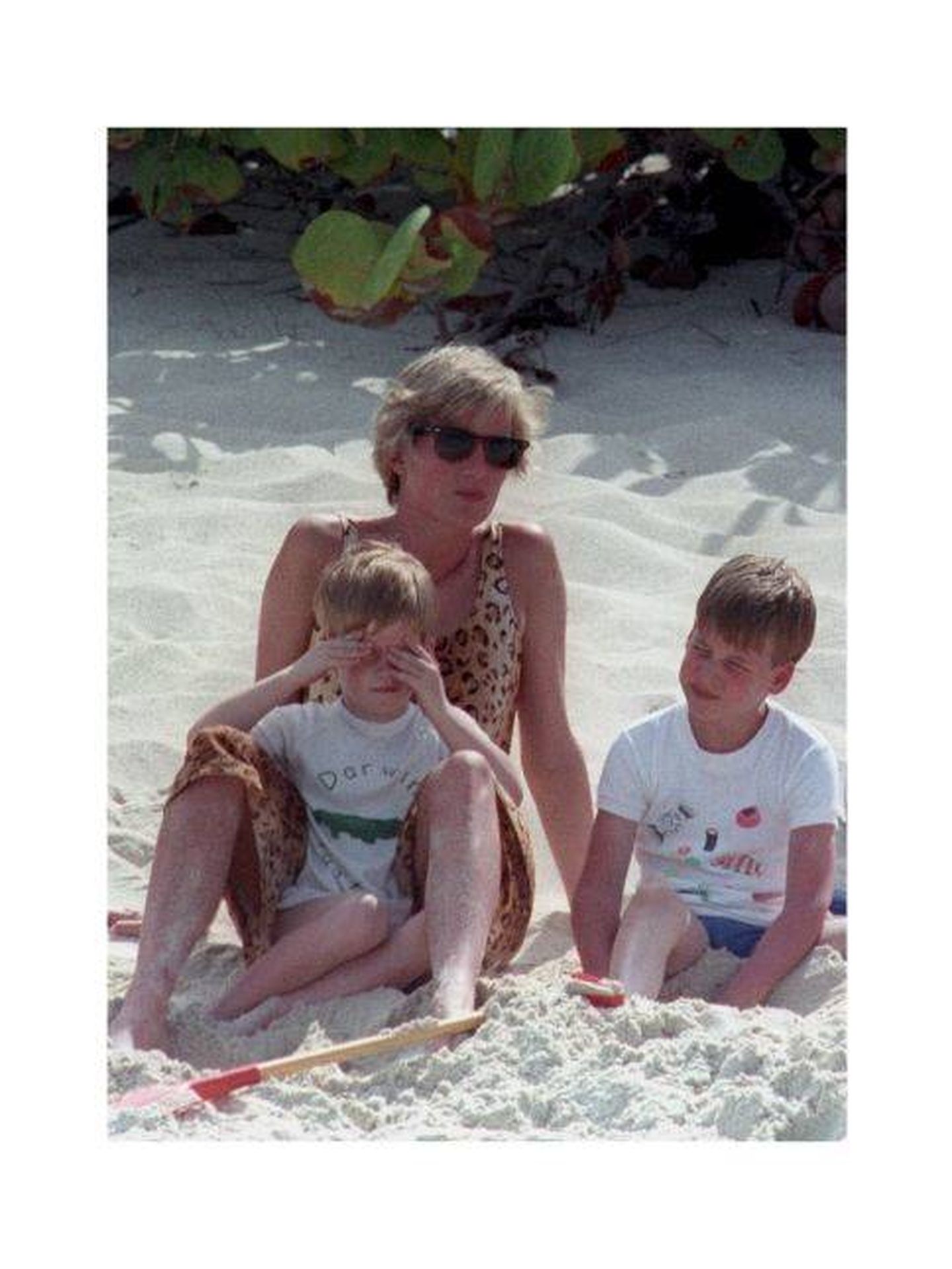 Diana de Gales en la isla Necker con Guillermo y Harry. (Cordon Press)