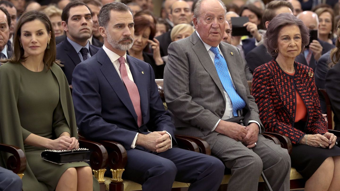Los Reyes Felipe VI y Letizia, junto a los Reyes eméritos Juan Carlos y Sofía, en una imagen de archivo. (EFE)