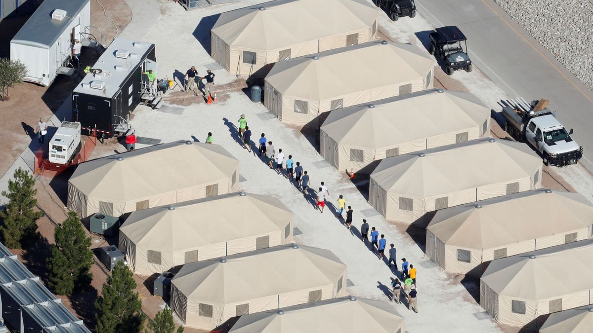 EEUU 'construye' una ciudad de tiendas de campaña con 4.000 camas para niños 