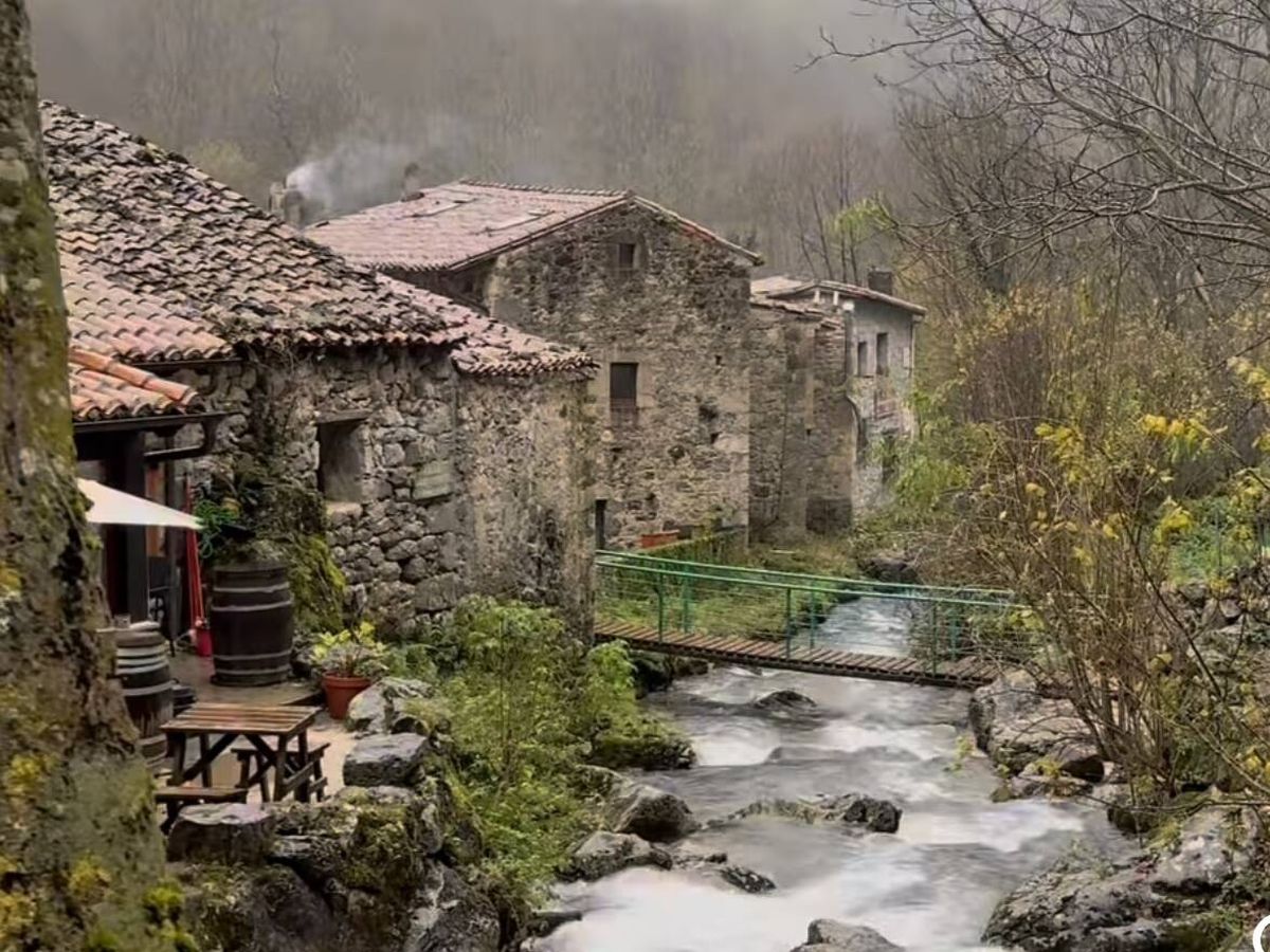 Foto: Caracterizado por sus casas de piedra y sus callejuelas, también sirve como punto de partida para conocer otros lugares (Instagram/@carloartspain)