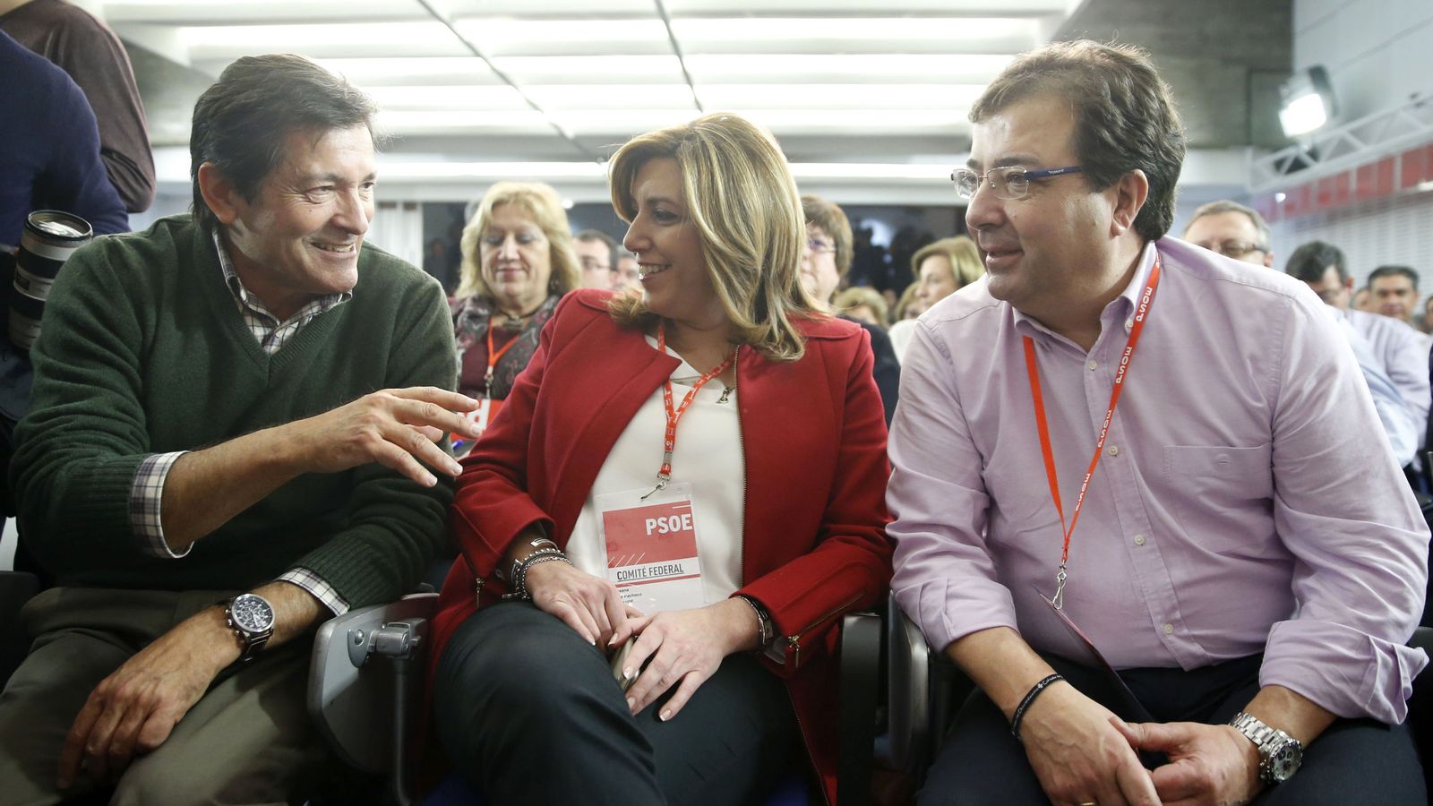 Foto: Javier Fernández conversa con Susana Díaz y Guillermo Fernández Vara, en el comité federal del PSOE del pasado 30 de enero. (EFE)