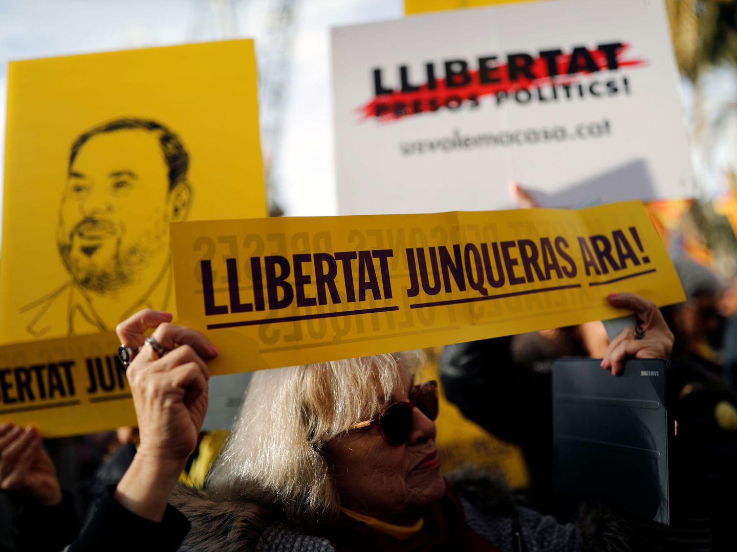 Una manifestante independentista, pidiendo la libertad de Oriol Junqueras. (Reuters)